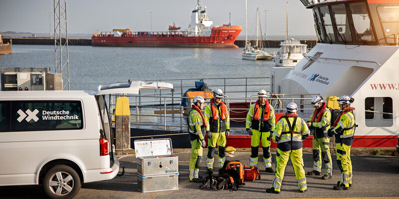 Offshore-Service Techniker der Deutschen Windtechnik im Hafen