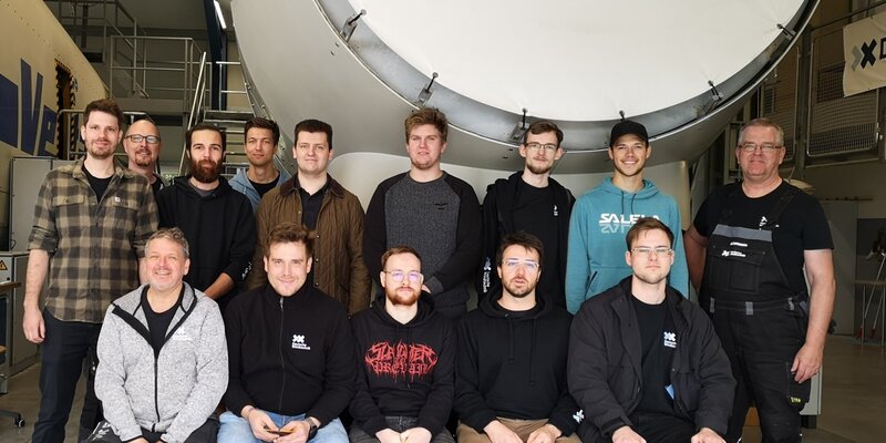 Gruppenfoto der angehenden Service Techniker im Deutsche Windtechnik Training Center Viöl.