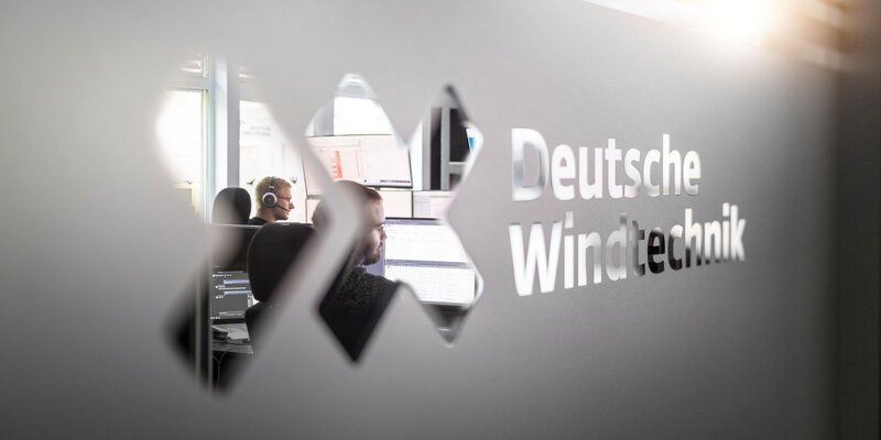 Blick in die Leitwarte der Deutschen Windtechnik