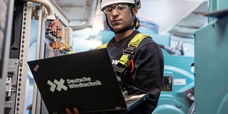 Service Techniker der Deutschen Windtechnik bei der Datenanalyse im Maschinenhaus einer Windenergieanlage