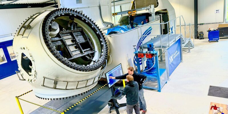 Im neuen Training Center der Deutschen Windtechnik am Standort Bissendorf finden die Schulungen praxisnah an originalen Turbinen statt, hier an der Nordex N90-Anlage.