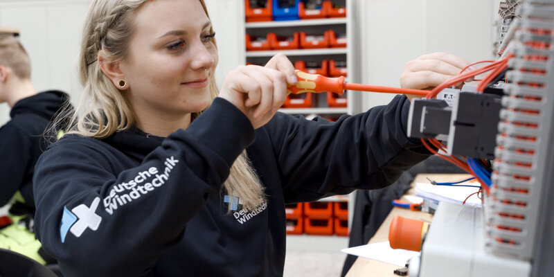 Auszubildende zur Mechatronikerin bei der Deutschen Windtechnik