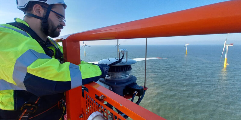 Deutsche Windtechnik Service Techniker auf Offshore-Anlage