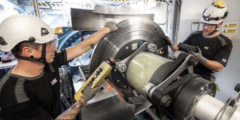 Hochqualifizierte Service Techniker der Deutschen Windtechnik bei der Arbeit