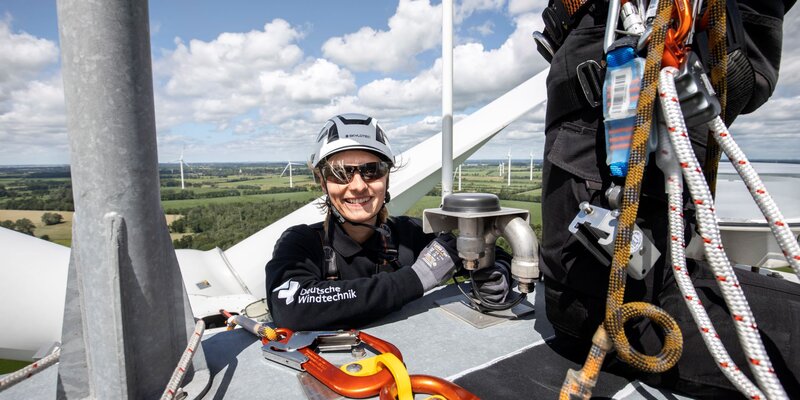 Service-Technikerin der Deutschen Windtechnik bei der Installation eines BNK-Systems.