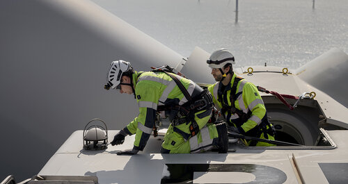 Zwei Servicetechniker arbeiten offshore auf einer Windenergieanlage