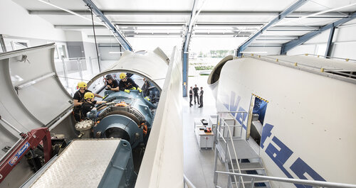 Vier Servicetechniker trainieren Arbeitssicherheit und Anlagentechniken im Training Center